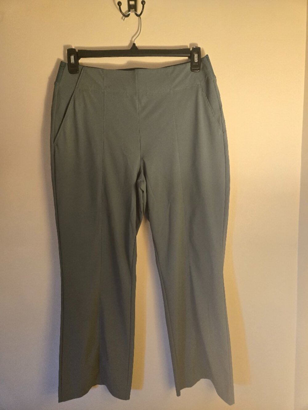 Athleta Cosmic Kick Flare Stretch Pant, Athleisure Activewear Size 14 Gray/Green